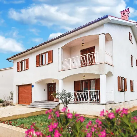 Gorgeous Apartment In Fazana With Wifi *